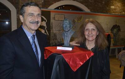 TURHAN SELÇUK'UN KAHRAMANLARI HEYKEL OLDU